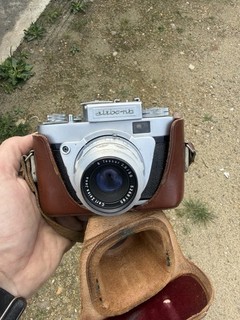 Die abgebildete Altix nb (Modell 1) ist eine historische Kleinbild Sucherkamera