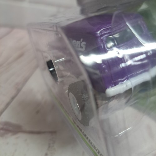 2025 Jada Just Trucks, Purple 1957 Chevrolet Suburban 4x4 Ben's Auto Repair 1:55 - Picture 4 of 8