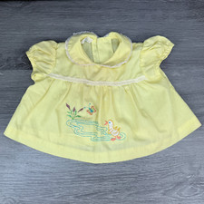 Vestido De Colección Algodón Caramelo Amarillo con Patito En Estanque Diseño Bebé o Muñeca 18"