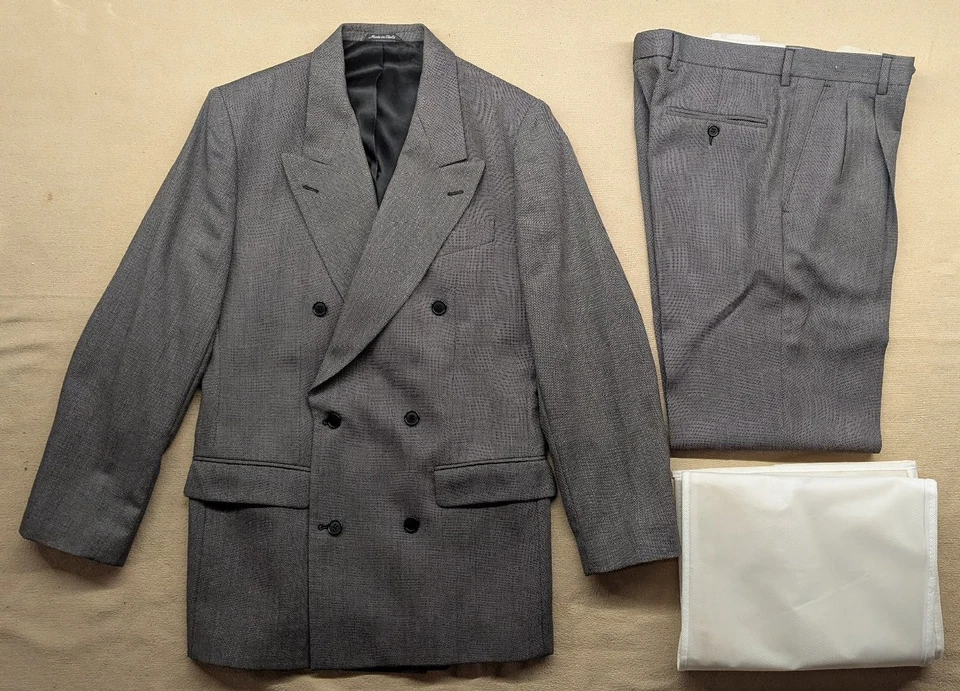 Issimo Italian Double Breasted 4-Button B/W Pin Dot Wool Suit 40R (Pre-Owned) - Image 2 of 4