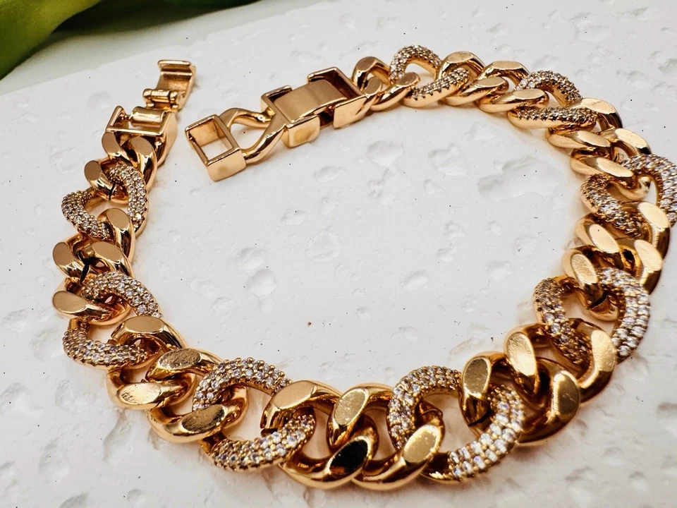 Brazalete de circonitas de arena de lujo con bordillo cubano enchapado en oro de 18k Foto 4 de 4