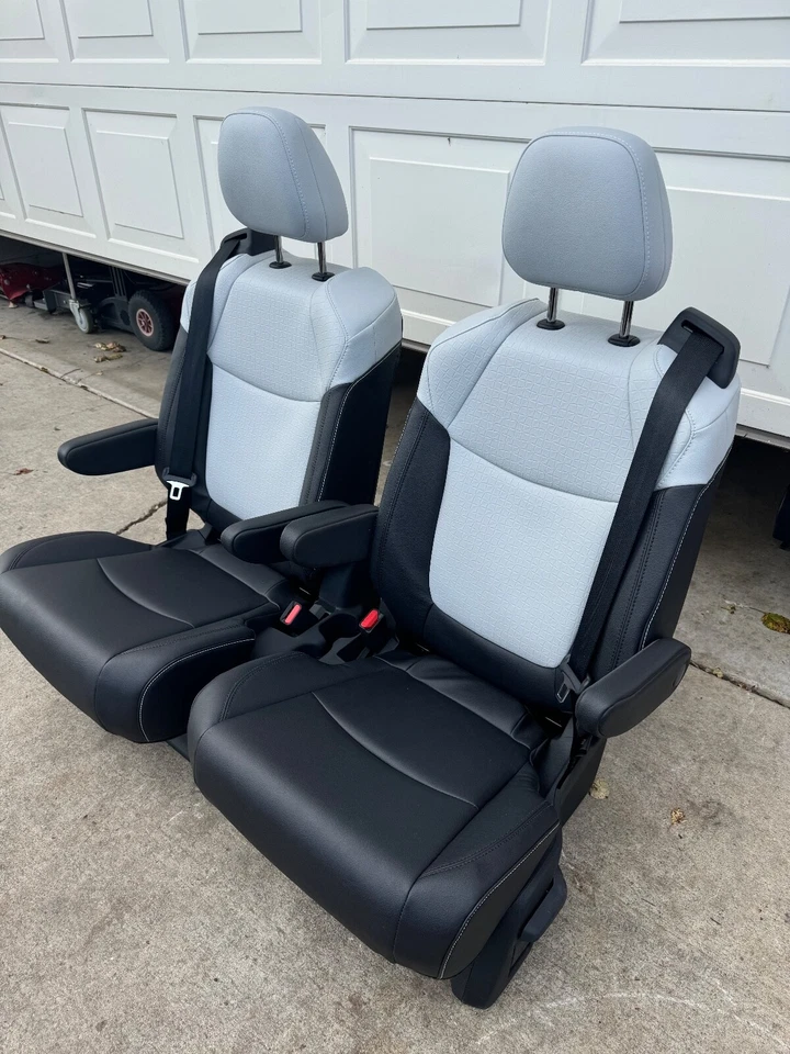 Toyota Sienna 2025 asientos 7 pasajeros segunda fila cuero 2 tonos negro/blanco Foto 3 de 4