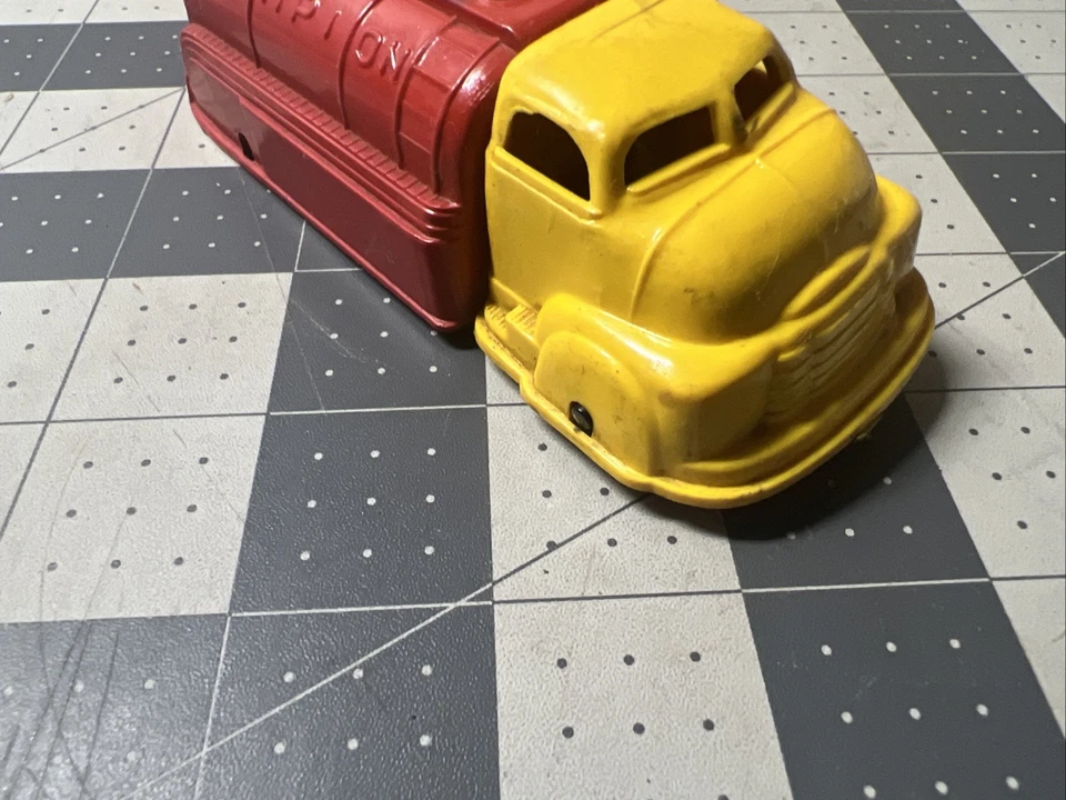 Camión cisterna de combustible GMC de la década de 1950 con cabina sobre motor COE hecho en EE. UU. Foto 4 de 4