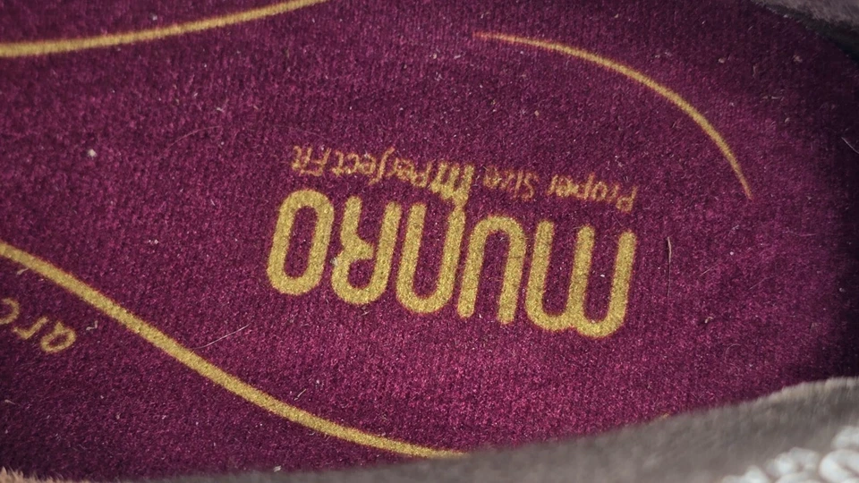 Munro Jackson 女式 9M 码芝麻麂皮绒缓冲弹性短靴 — 第 2/4 张图片