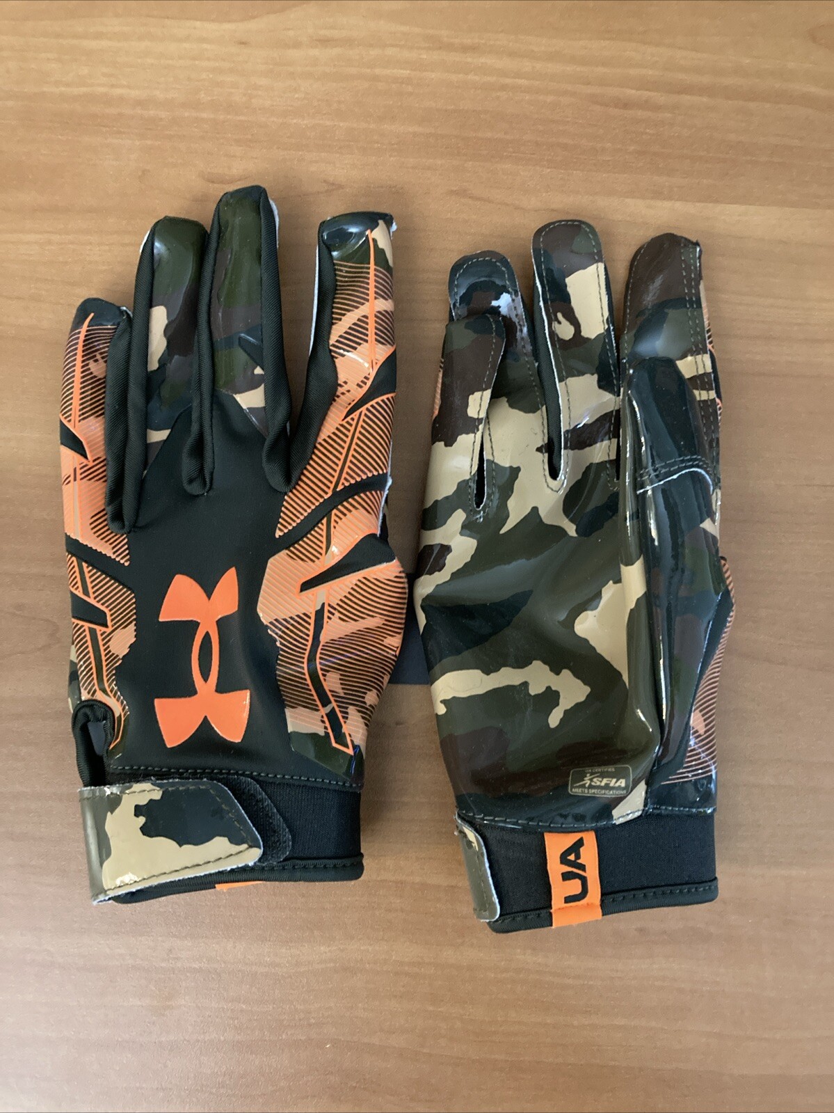 UNDER ARMOUR UA F8 FOOTBALL LIMITED EDITION CAMO GLOVES SIZE M MEN Medium