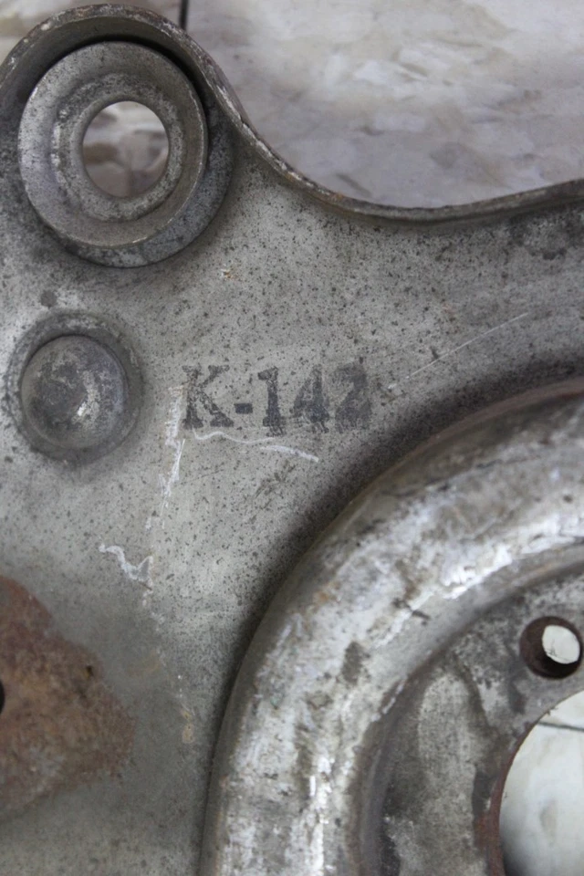 Conjunto de brazo de control inferior derecho o inferior delantero Pontiac 1949-1951 Moog K-142 de colección Foto 3 de 3