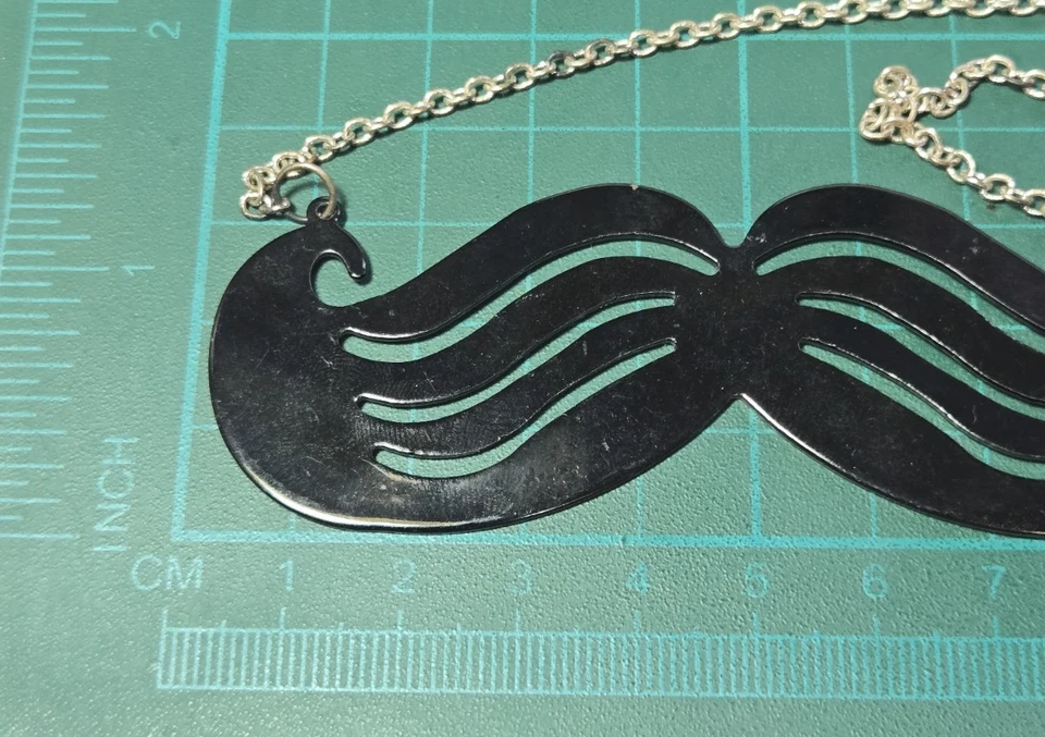 Vtg Stamped Claire's Silver Tone Chain Black Metal Moustache Pendant Necklace Foto 3 de 4