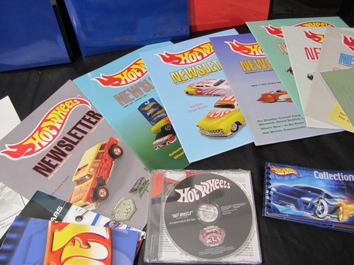 Hot Wheels NEWSLETTER BOOKLETS with folders and posters! Great lot! - Picture 4 of 14
