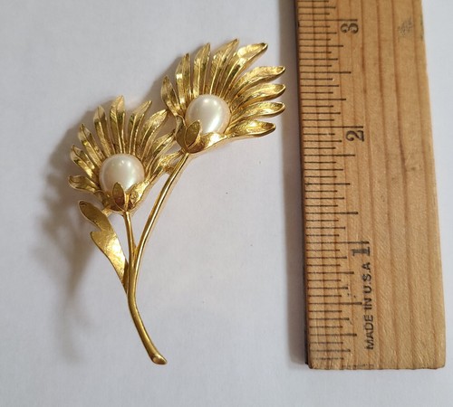 Vintage signed Trifari Gold Tone Double Thistle Flower w/ faux Pearls Pin Brooch - Picture 2 of 4