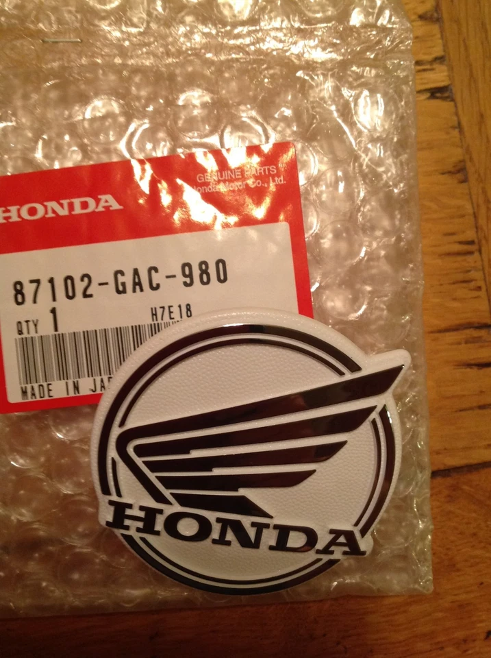 Kit de insignia/emblema y remaches protector pierna Honda C90 - 87102-GAC-980 Foto 2 de 4