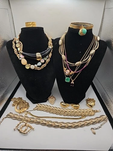 LOT OF 18 Vintage TRIFARI J. CREW MONET CORO J. RIVERS TARA Jewelry Gold Tone