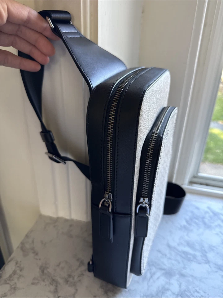 Mochila Bandolera Michael Kors Sling Pack BLANCA MK Logo Unisex Foto 2 de 4