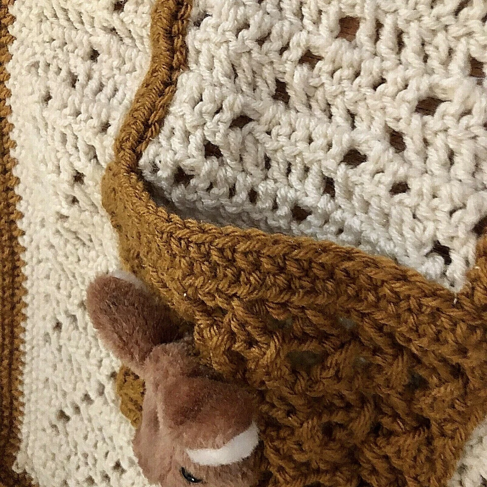 Manta bebé canguro ganchillo hecha a mano Lovey marfil marrón bolsillo 32" x 29"  Foto 3 de 4
