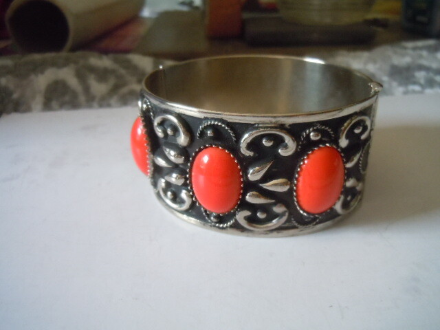 Vintage silver tone hinged embossed bracelet cora… - image 1