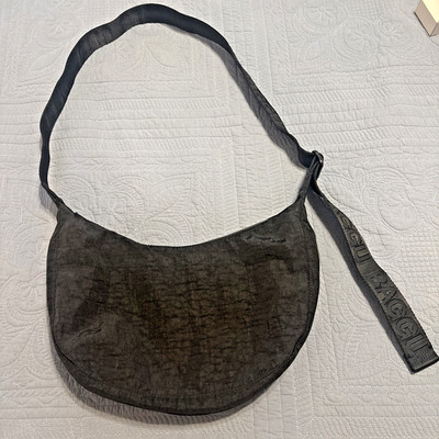 BAGGU Medium Black Crescent Crossbody Bag, Zip Closure,2 Interior zip Pockets