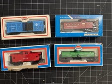 HO Scale train car lot - Mantua / model power - 4 train cars in lot Lot 2