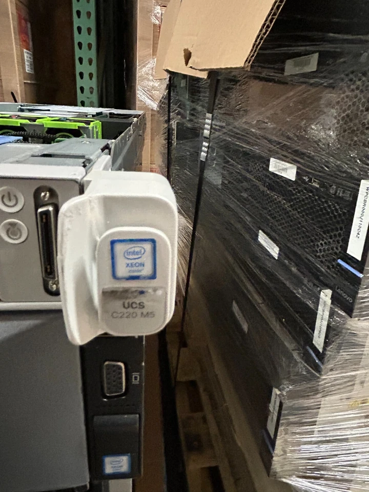 CISCO UCSC-C220-M5SX with 2 x Xeon bronze intel 3106 128GB RAM 2 DRIVE 120GB SS - Image 2 of 4