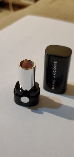 Lápiz labial Marc Jacobs juego de rol Le Marc mini juego de rol (0,05 oz.) - Imagen 8 de 9