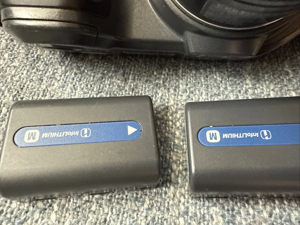 Sony Mavica MVC-CD500 Digital Camera Black LCD Display 5-MP Untested/Parts Read. - Image 2 of 4