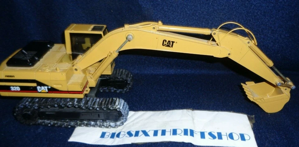 Caterpillar Excavator 320 REGA DIE CAST Model 1/40 scale  - Image 2 of 4