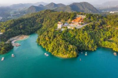 Wandbild: Luftaufnahme des Sun Moon Lake mit Wen Wu Tempel in Nantou, [...]