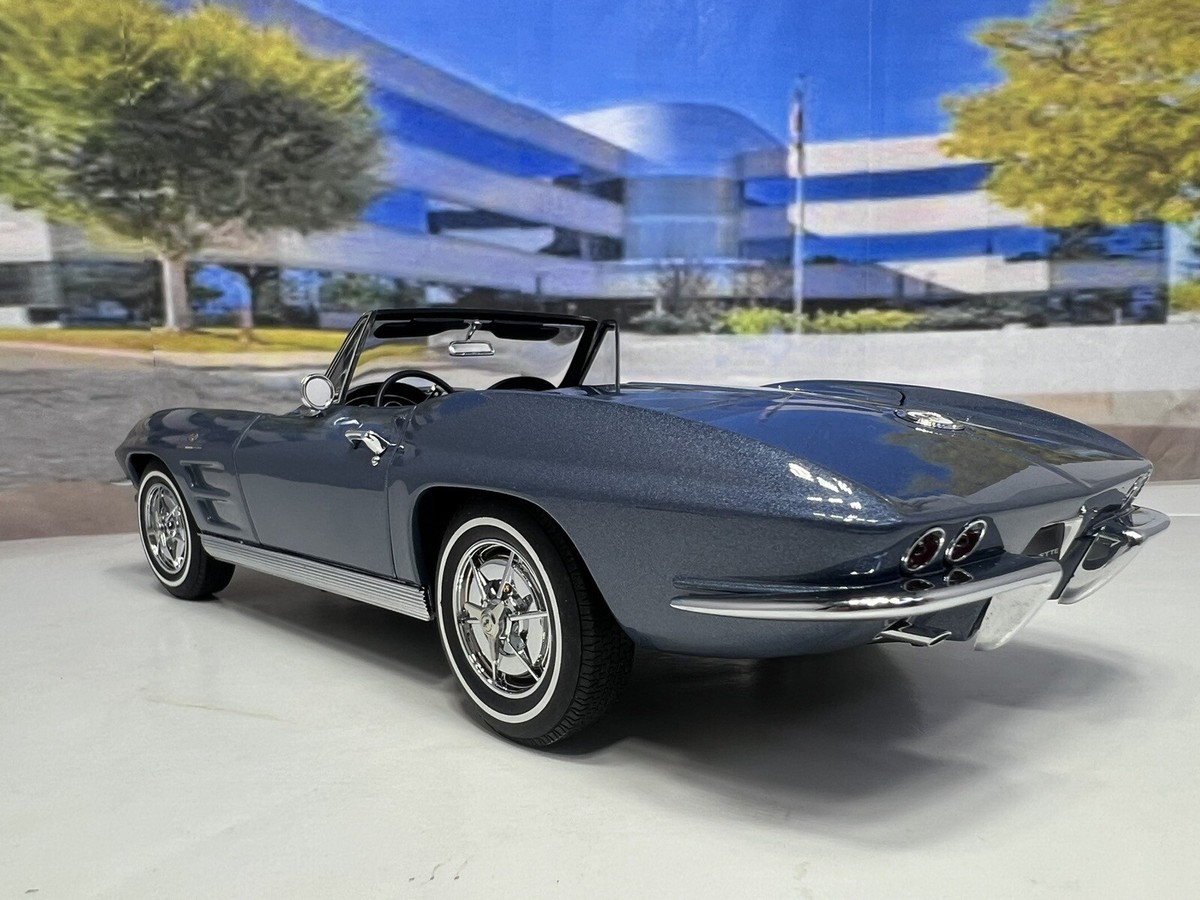 AUTOART Millennium 1963 Corvette Convertible Silver Blue LE AUTOART Millennium 1963 Corvette Convertible Silver Blue LE