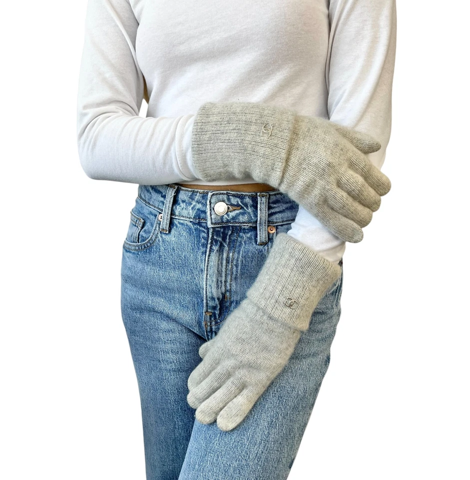 Guantes tejidos de cachemir con logotipo marca CC de colección Chanel accesorio gris plata Foto 2 de 4