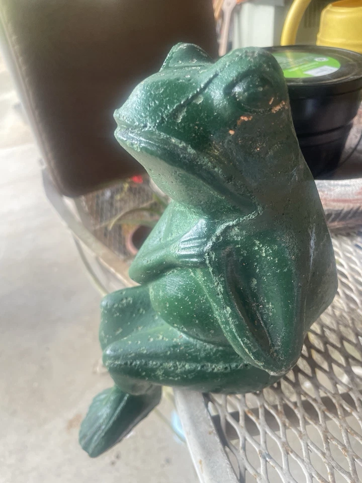 Estatua vintage de RANA SENTADA DE HORMIGÓN jardín césped estanque desgastada 1950 poste de acero Foto 4 de 4