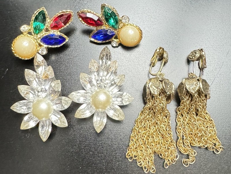 Lot Of Vintage Clip On Earrings Rhinestones Goldtone Lots Of Bling!