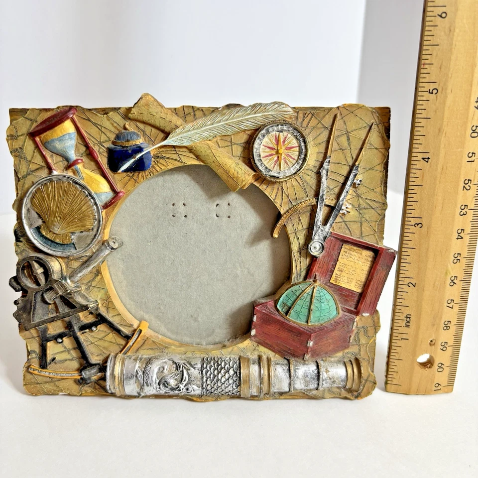 Moldura Russ Berrie 3D Global Travel pintada à mão 3,5x3,5 item nº 15225 - Imagem 2 de 4