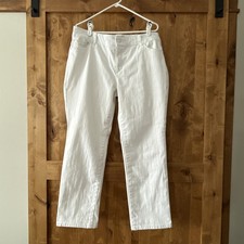 SO Slimming Chico's white pants stretch and front and rear pockets