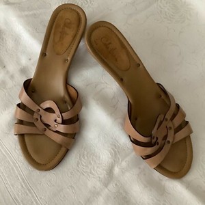 tan kitten heel sandals