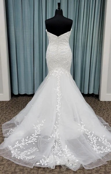 Vestido de novia Allure Bridals Y velo de tul brillante Foto 3 de 4