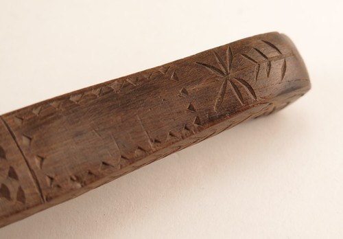 19th century treen folk art. Antique chip-carved knitting sheath - Picture 13 of 18