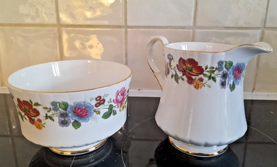 ROYAL STAFFORD VINTAGE BONE CHINA FLORAL DESIGN MILCHKÄNNCHEN & OFFENE ZUCKERDOSE