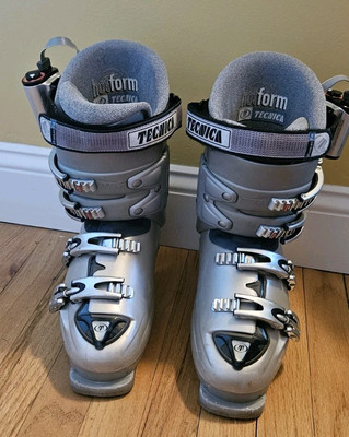 Women's Tecnica Rival  X7 Alpine/Downhill Hot Form Ski Boots fit sizes 8-10.5