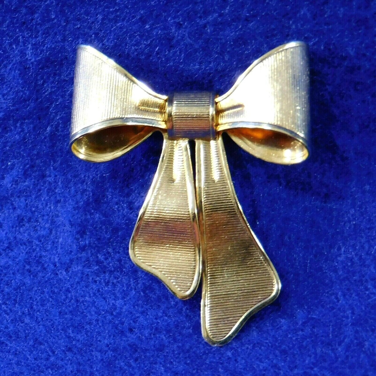 1980 Vintage Gold Bow Brooch 80s/90s Monet Bow Brooch – Retro Kandy Vintage main image 3