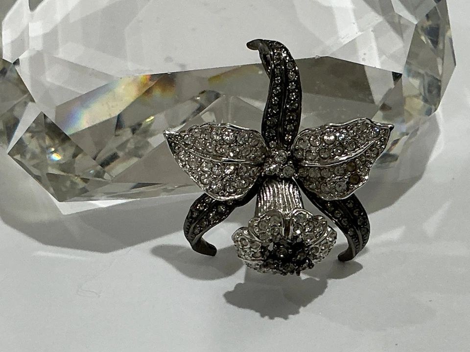 Nolan Miller Juego Pavé Tono Plata Transparente, Gris Estrás Orquídea Colgante/Cadena Foto 4 de 4