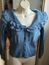 Coquette blaue Chi Chi London Button Down Strickjacke Rüschenkragen passt S M