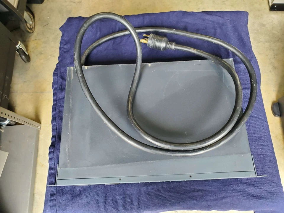 Unidad de distribución de energía PDU Avocent Cyclades PM10i-30A 10 salidas montable en rack Foto 4 de 4