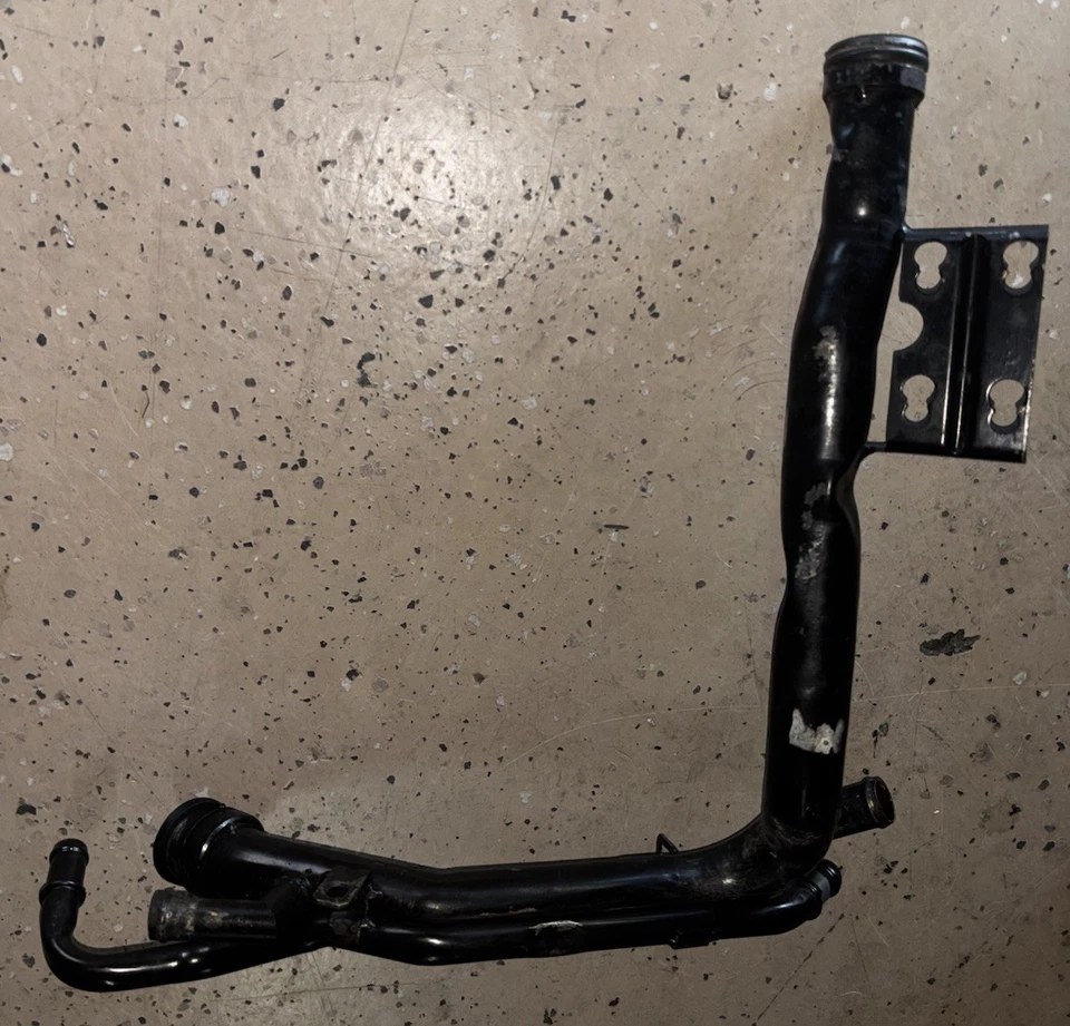 Tubo de refrigerante de línea dura para manguera superior del radiador Audi 2.7T 078121070 Foto 2 de 4