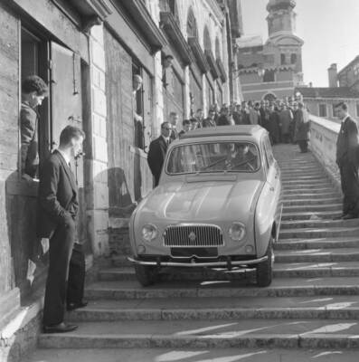 Renault 4L Car Getting Down The Stairs Of Rialto Bridge Venice 1961 Old Photo