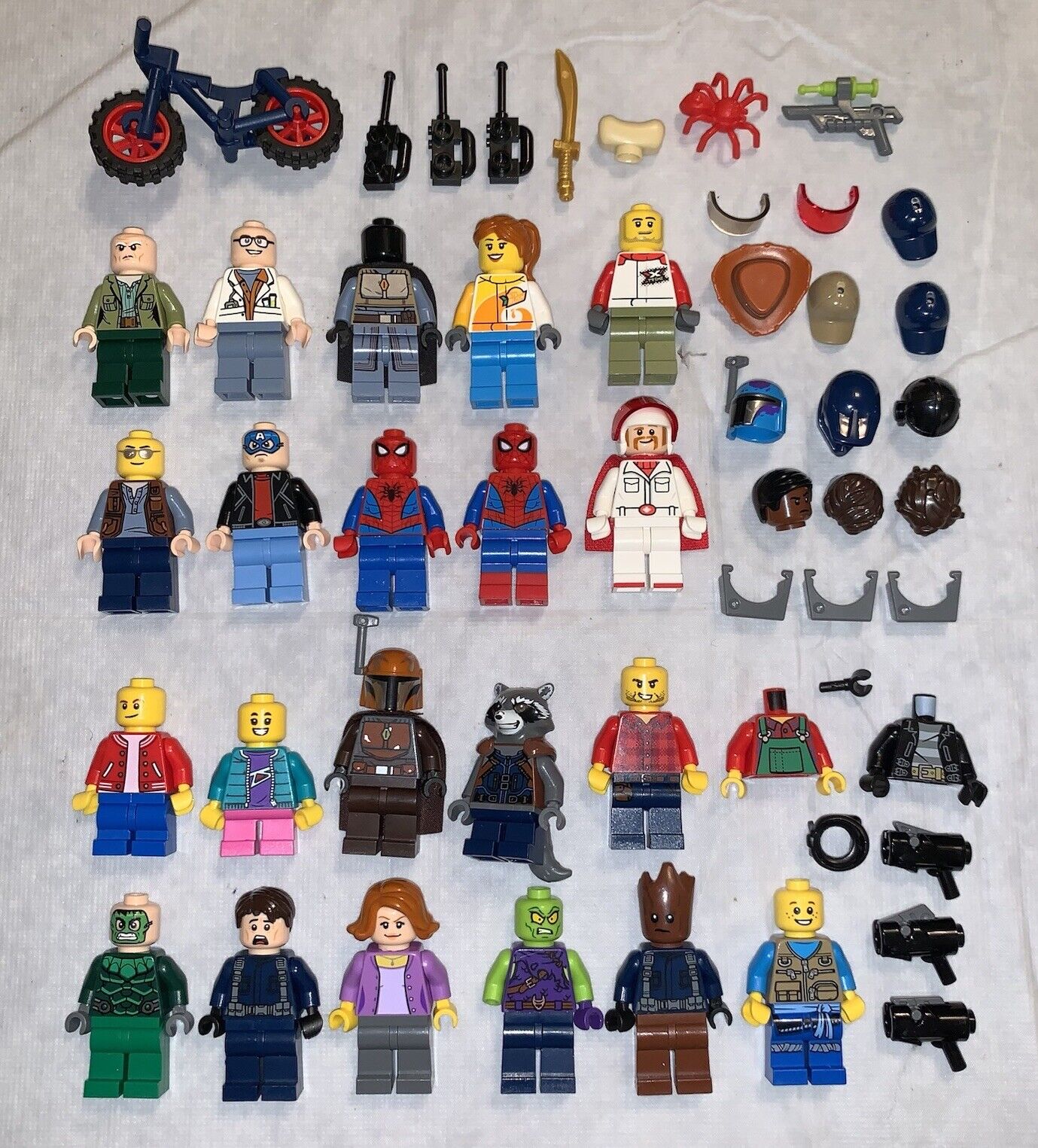 Lot LEGO 21 Minifigures Minifigs + Accessories, Weapons, Body Parts, Etc