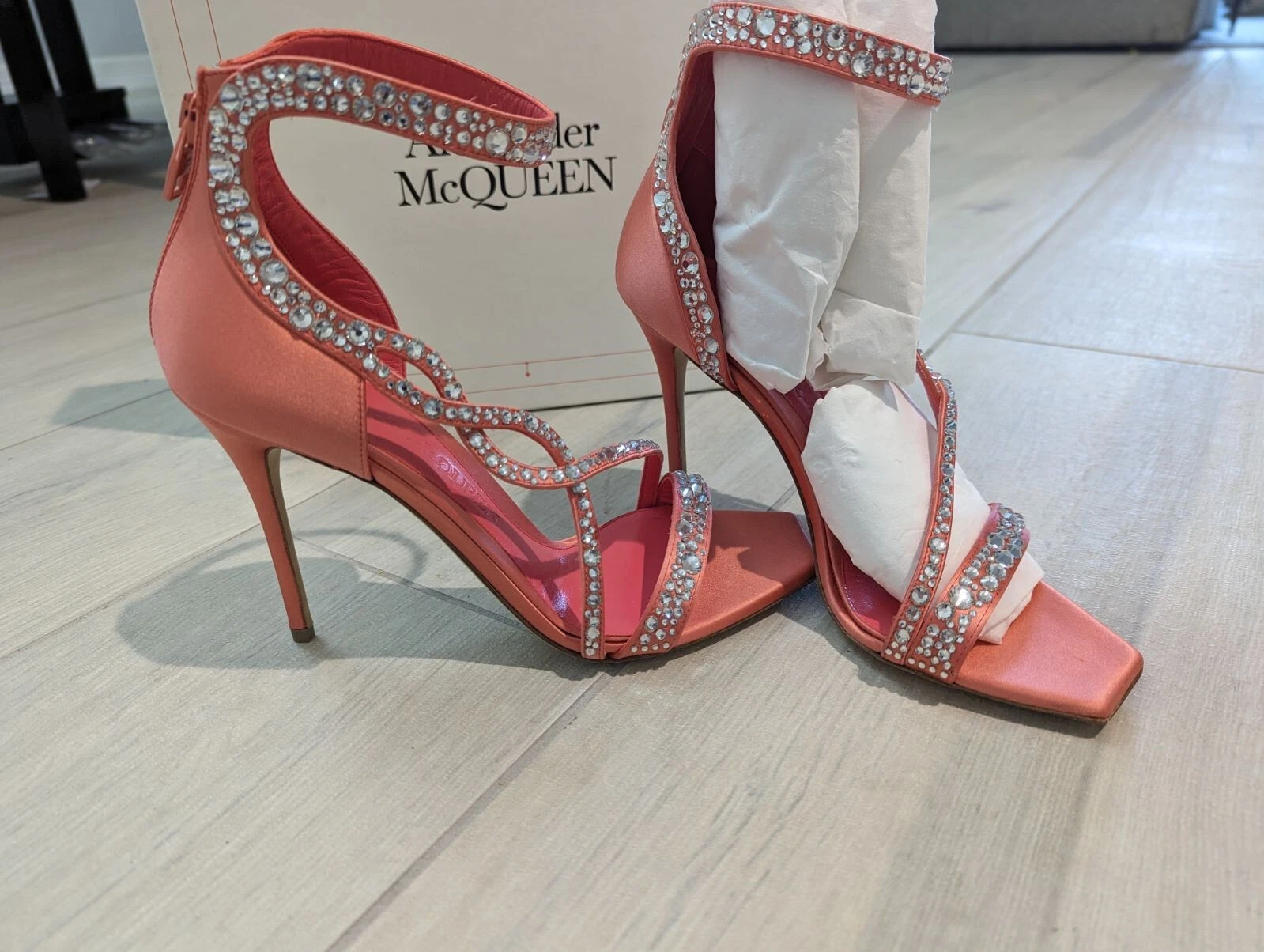Sandali in raso Alexander McQueen in cristallo impreziositi. Taglia US 9 EU taglia 39. Nuovo con etichette