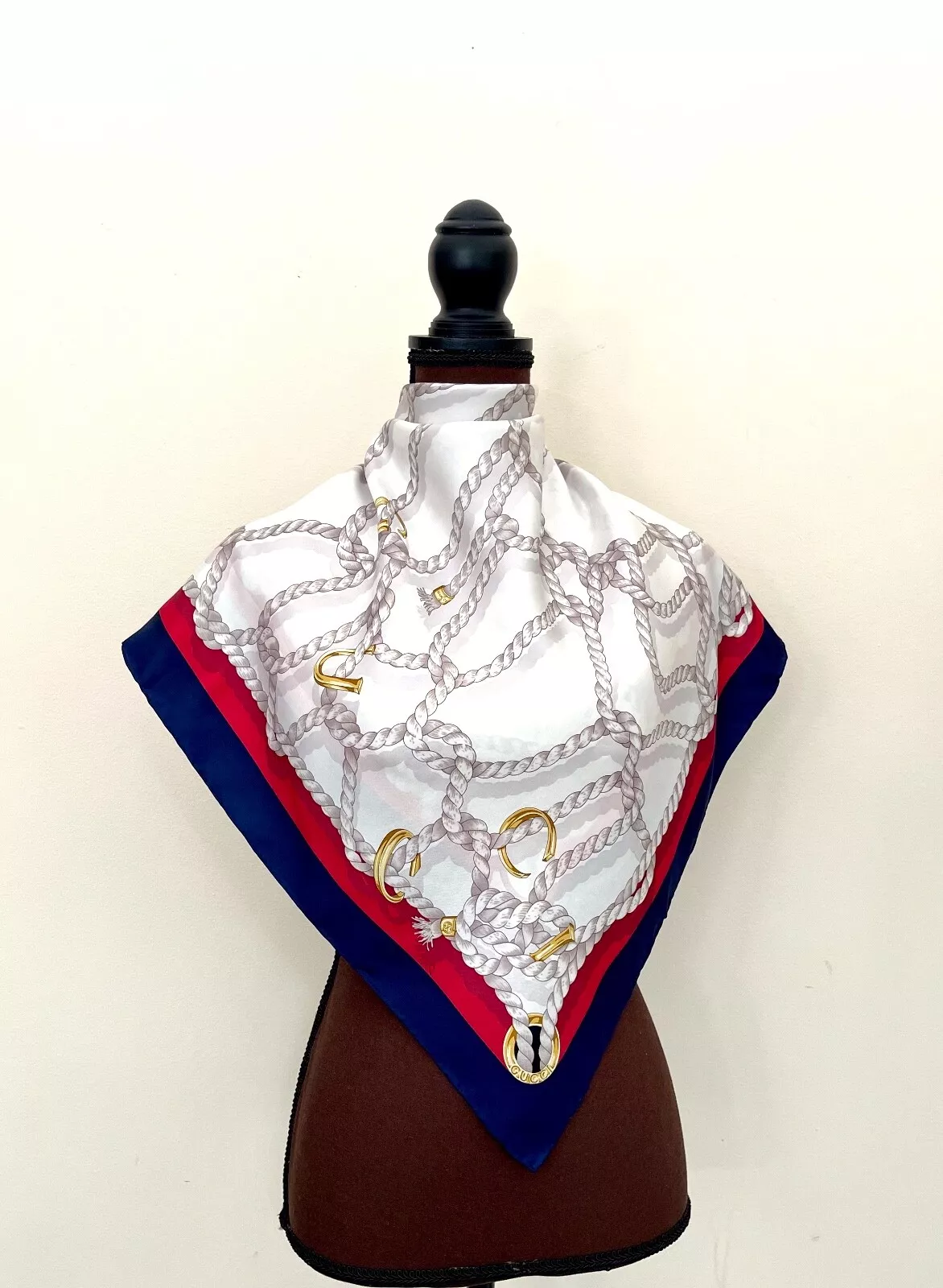 Neuf écharpe Gucci cordes blanches imprimé rouge bleu bordure soie enveloppe avec boîte cadeau Gucci