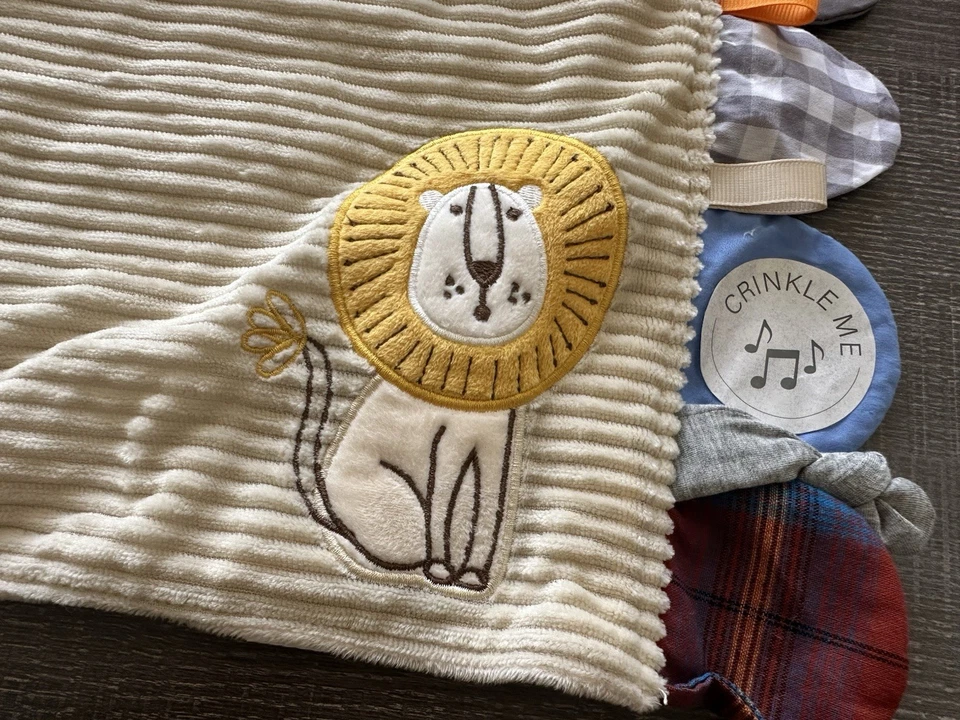 Manta de seguridad moderna para bebé niño tierno león Lovey con etiquetas de sonajero mordedor Foto 4 de 4