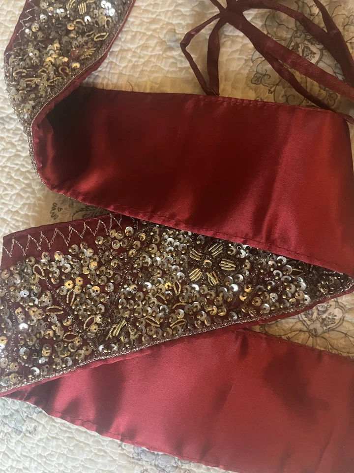 Sari con Cuentas Sánscrito Sari Cinturón Gitano Satén Vestido Lentejuelas Rubí Borgoña Rojo Foto 3 de 4