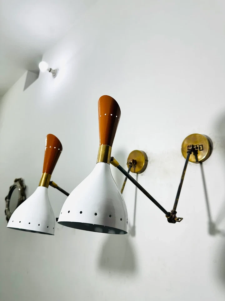 Aplique de pared de latón mediados de siglo italiano Stilnovo cono par lámpara de lectura Halloween Foto 3 de 4