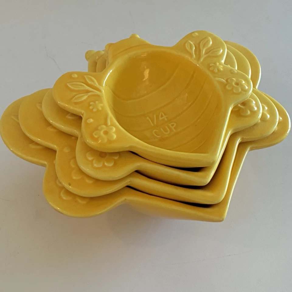 Juego de 4 tazas medidoras apilables en forma de abeja amarilla Strawberry Street Foto 2 de 4