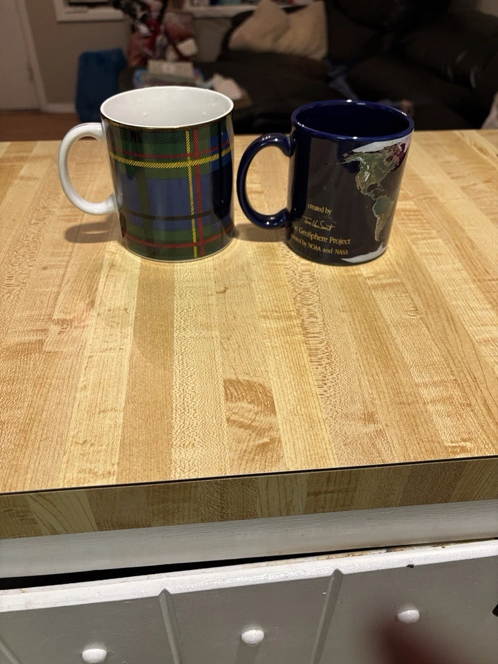 Juego de tazas de cerámica con tema de cuadros y espacio Foto 4 de 4